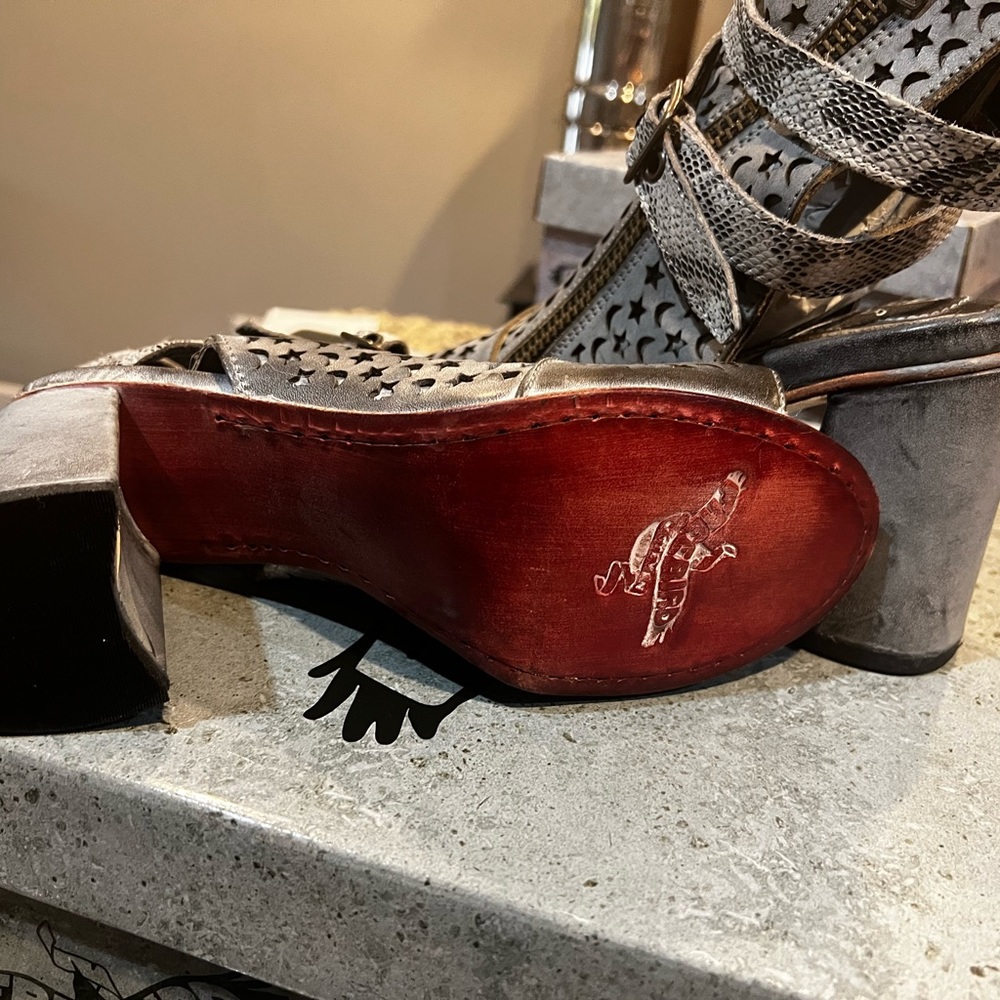 Freebird Teresa Size 10 brand new